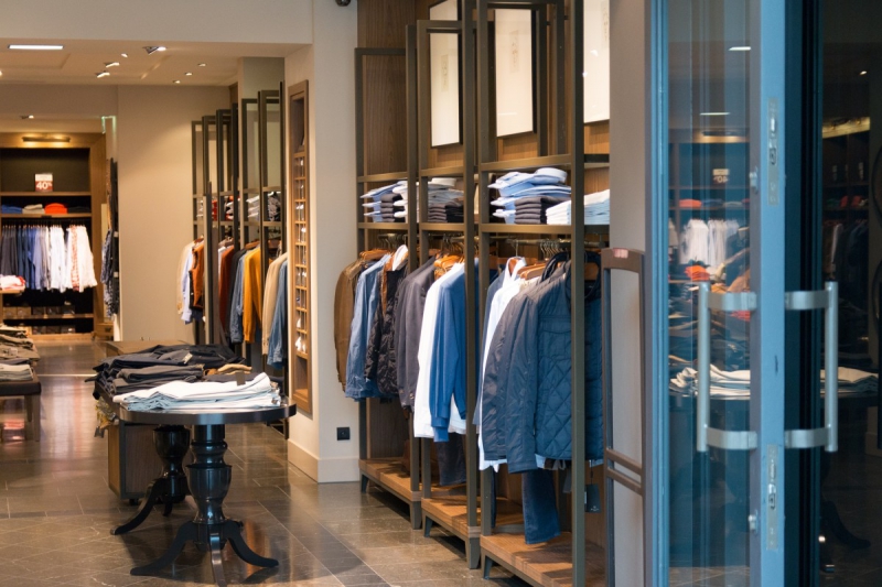 vente-CARROS-min_shop_clothes_clothing_shopping_mall_shopping_kielce_crown_poland-862477