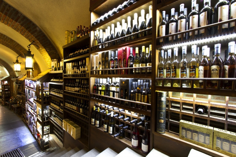 vente-CARROS-min_world_street_travel_shop_canon_georgia_wine_bottles-429767